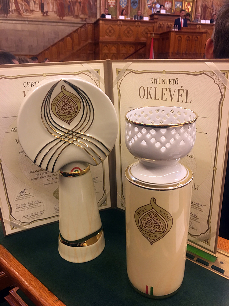 Az AgroVIR két elismerésének porcelán trófeái és kitüntető oklevelei az Országházban