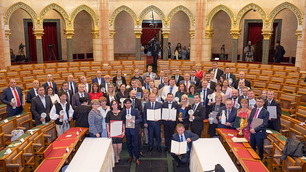 Az Érték és Minőség Nagydíj díjazottjainak csoportképe az Országház felsőházi termében