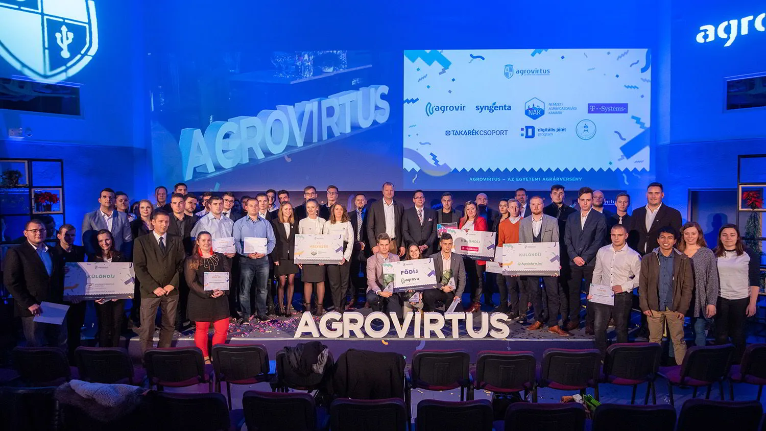 Az Agrovirtus 2019 döntőjének díjazottjai és résztvevői a színpadon, kezükben díjtáblákkal