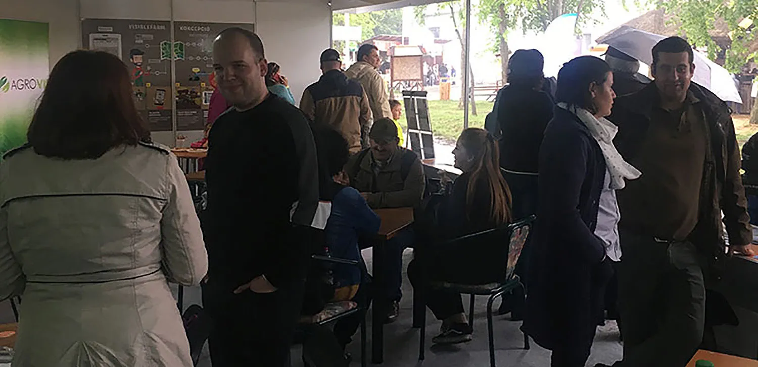 Látogatók az AgroVIR sátras standján az Alföldi Állattenyésztési és Mezőgazda Napokon