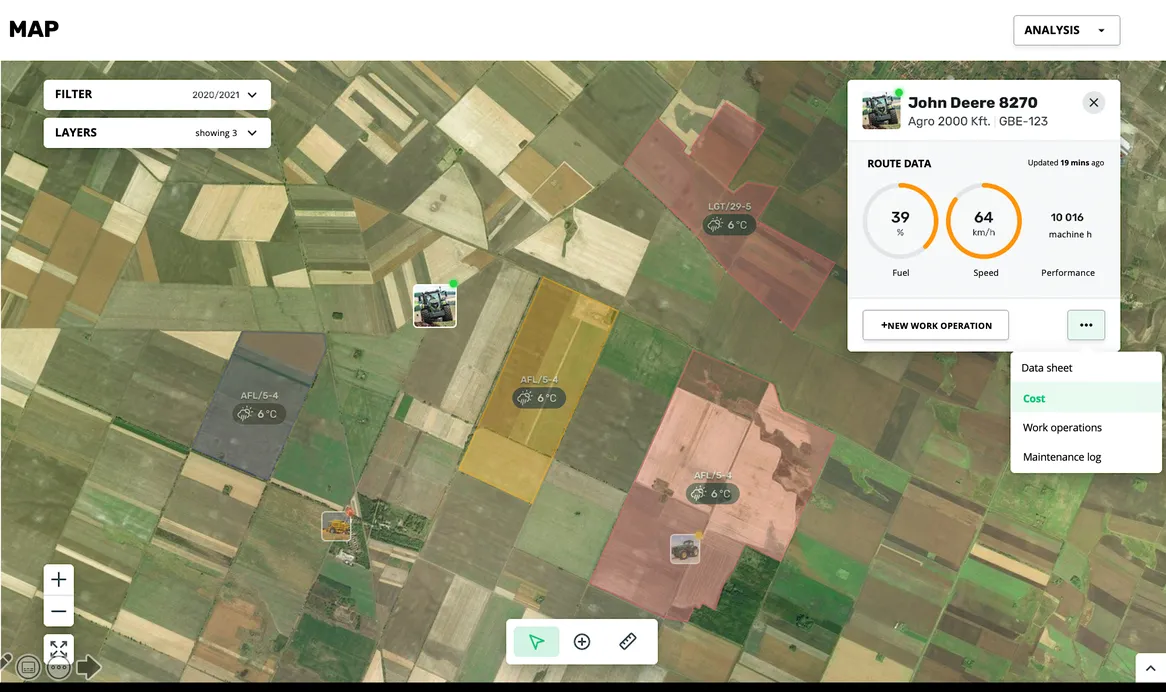 Snímka obrazovky AgroVIR: mapa polí s počasím a údajmi o trase traktora John Deere, napr. palivo a rýchlosť