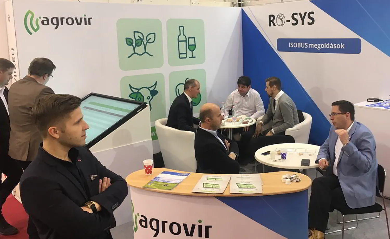Az AgroVIR és a Ro-Sys közös standja a 37. AGROmashEXPO-n, asztaloknál beszélgető látogatókkal
