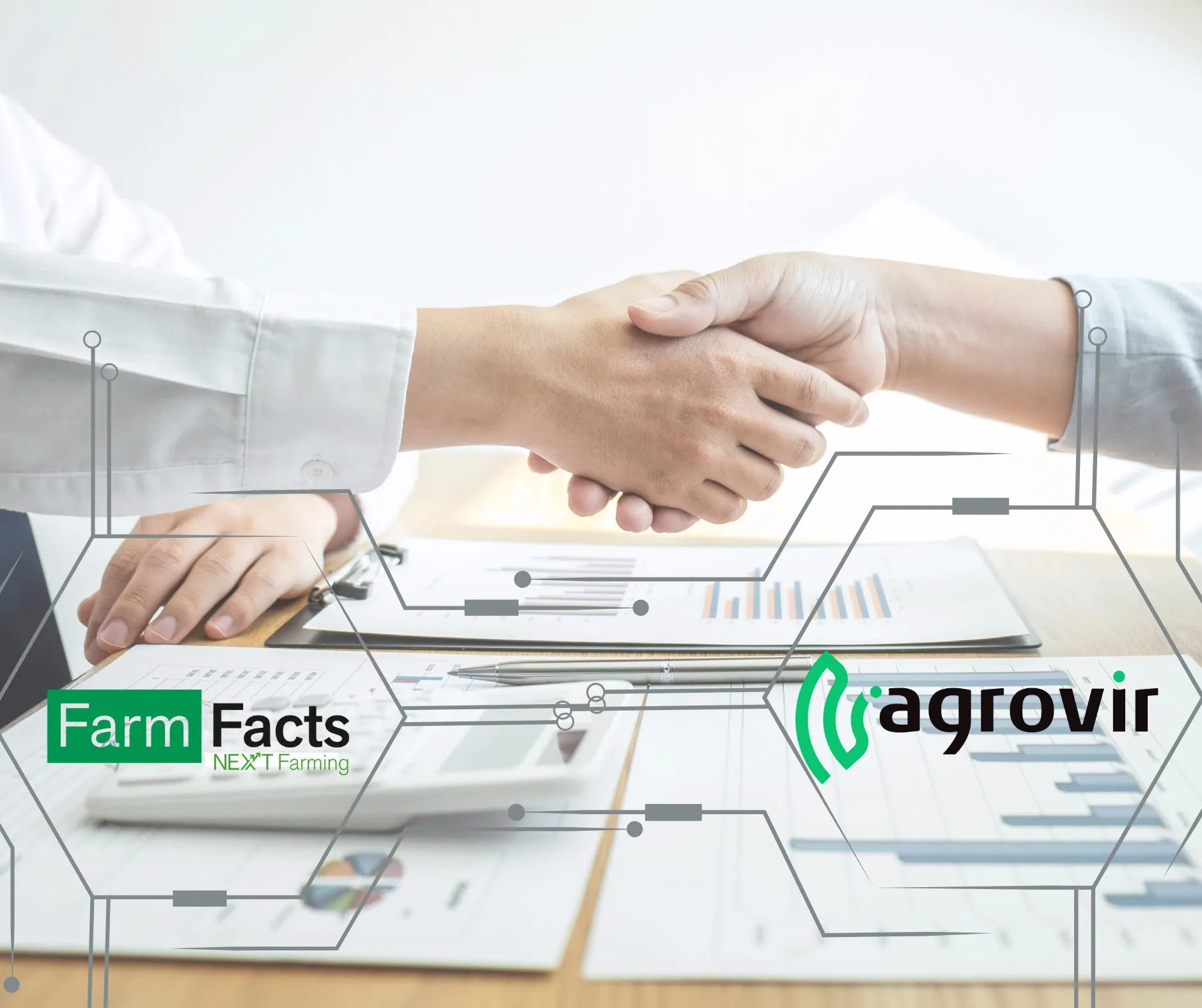 Kézfogás üzleti diagramok fölött, a FarmFacts NEXT Farming és az AgroVIR logójával