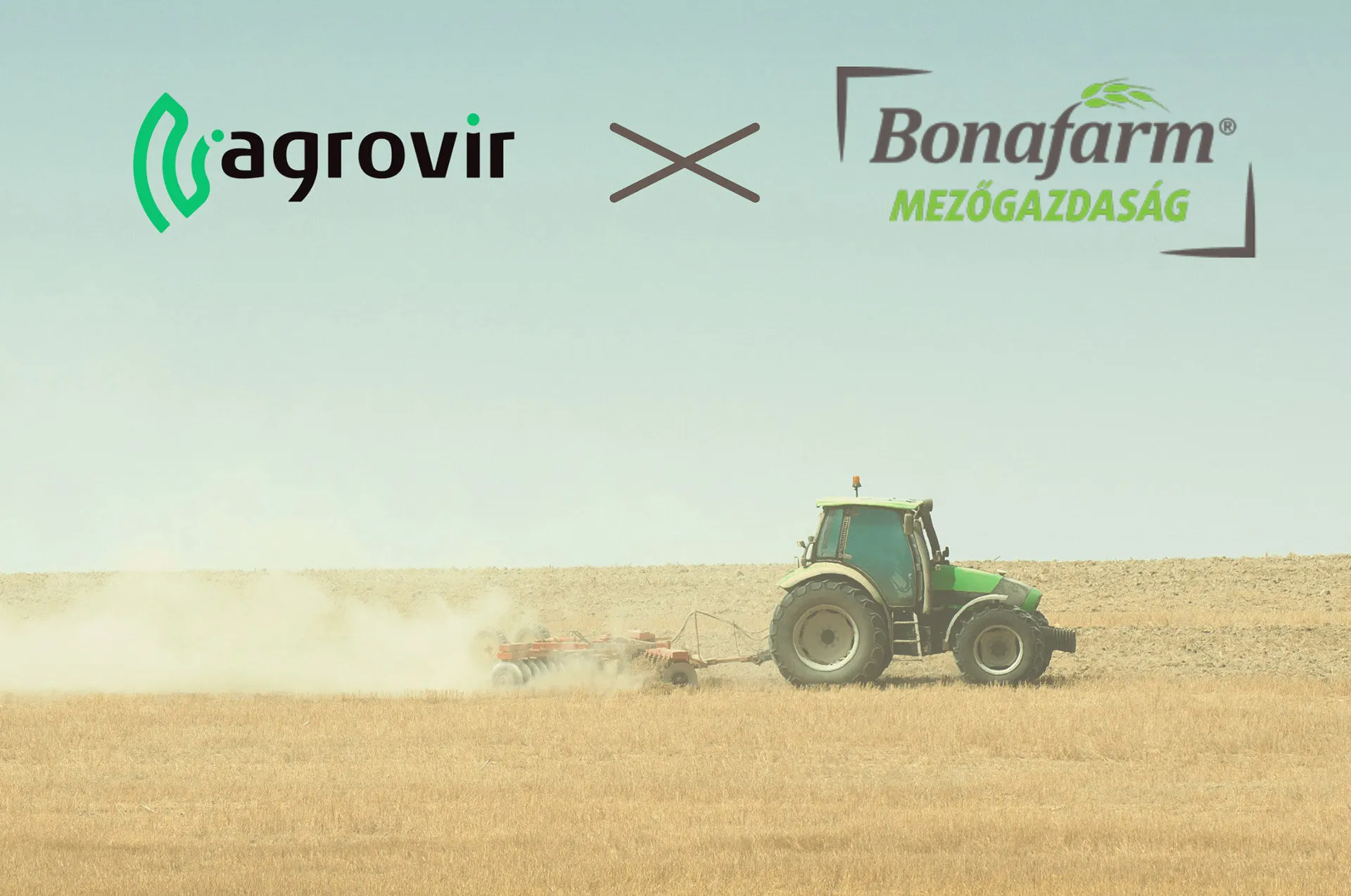AgroVIR x Bonafarm Mezőgazdaság logók, alattuk tárcsázó traktor poros tarlón