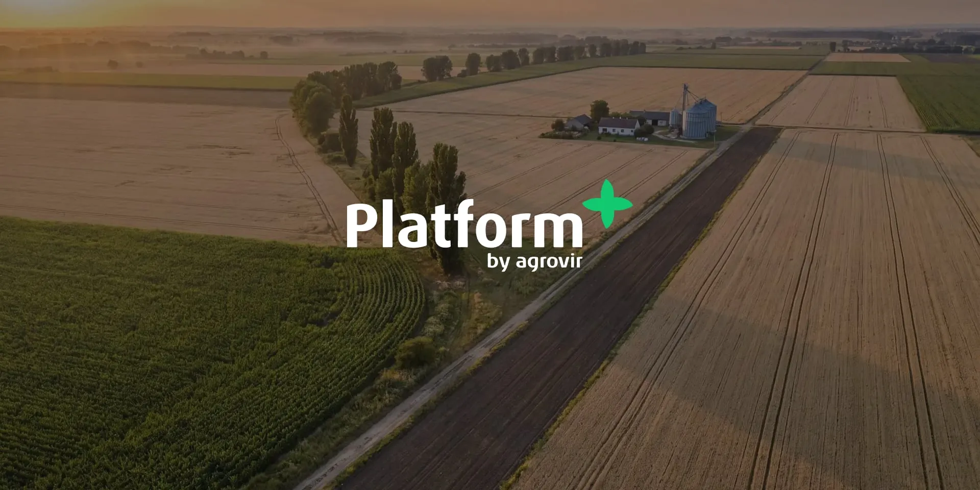 Az AgroVIR Platform logója egy szántóföldeket, kukoricatáblát és tanyát mutató légifotón