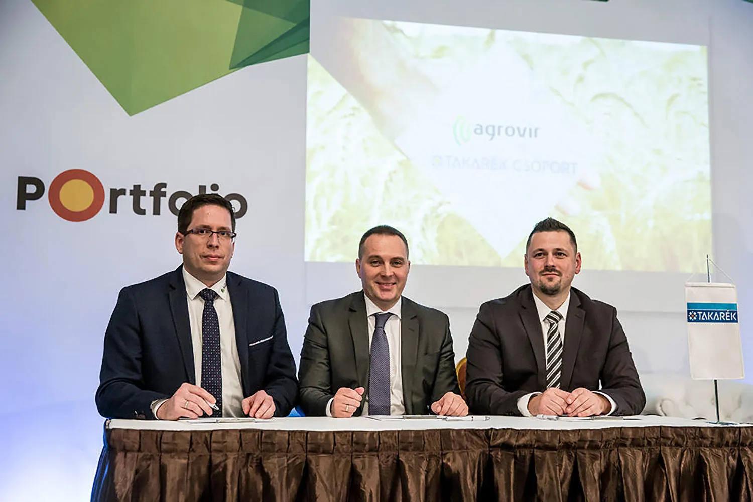Az AgroVIR és a Takarék Csoport képviselői a megállapodás aláírásán a Portfolio Agrárszektor Konferencián